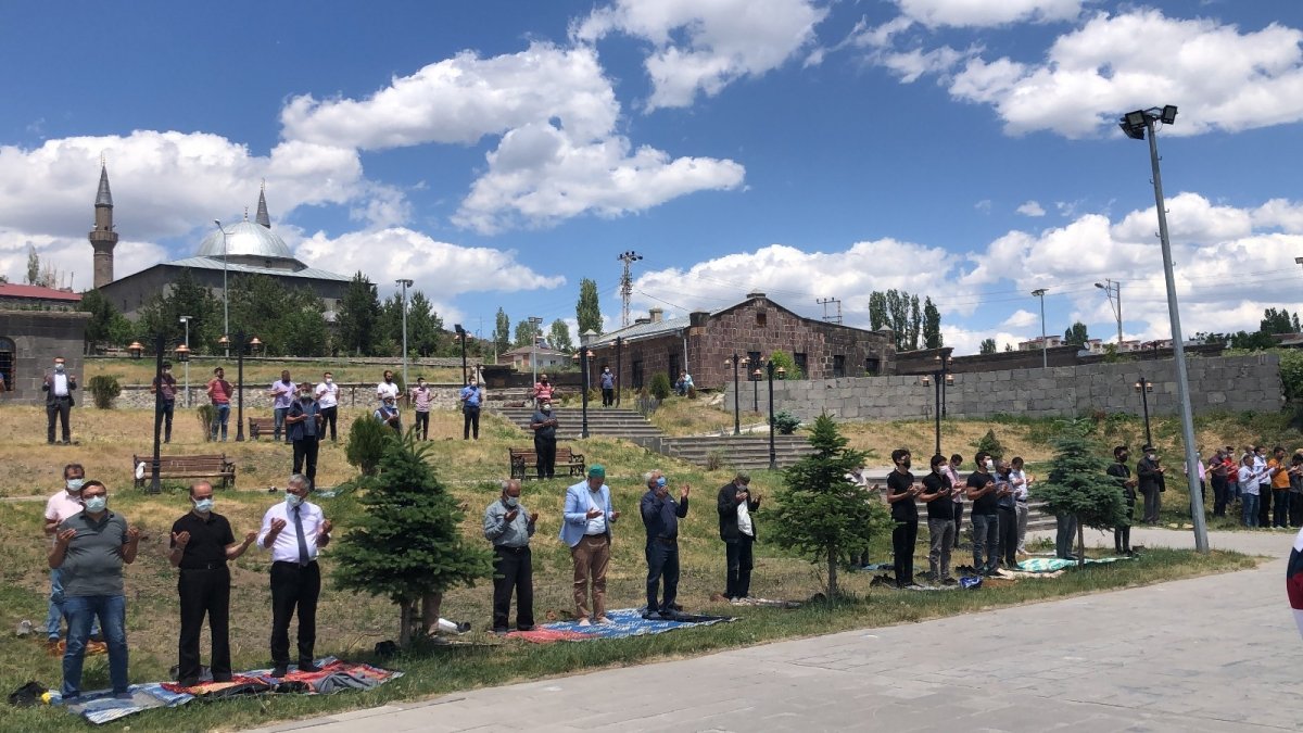 Kars'ta camilerde yağmur duası edildi