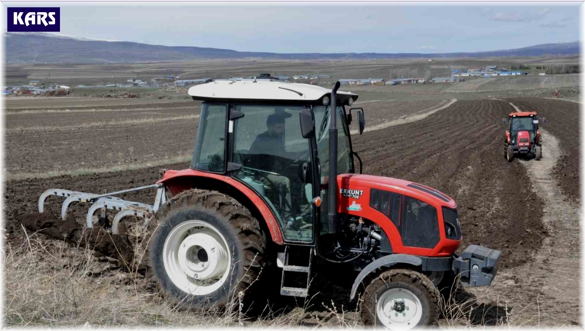 Kars'ta çiftçilerin tarla ekimi başladı