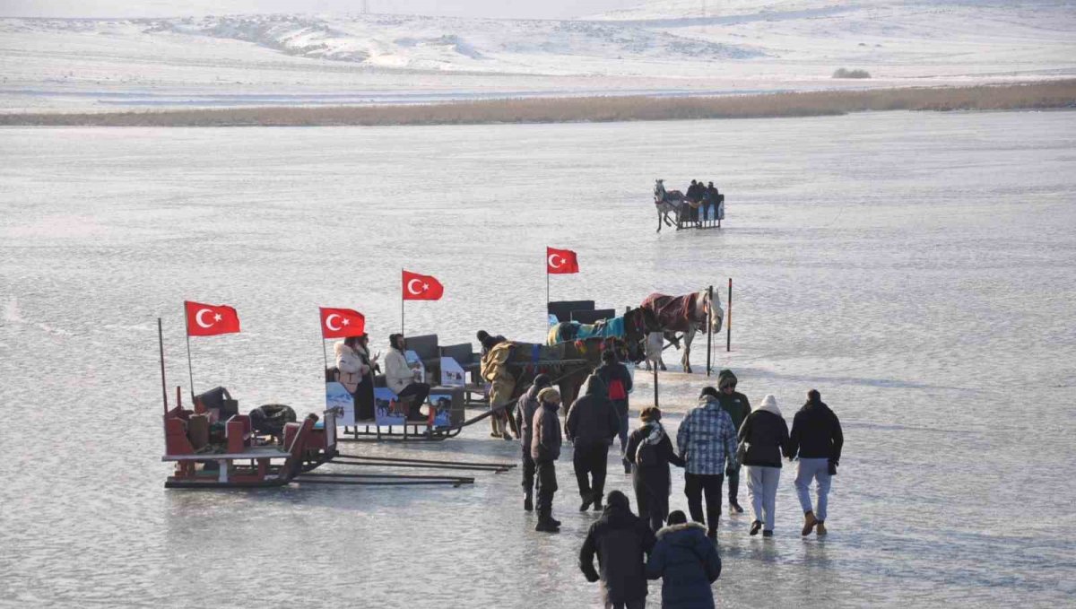 Kars'ta Çıldır Gölü Buz Şenliği heyecanı