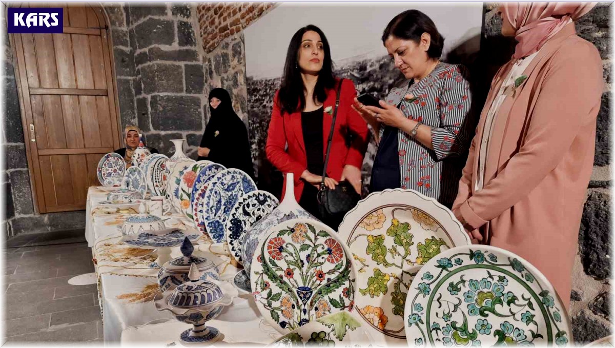 Kars'ta çini sergisi göz kamaştırdı