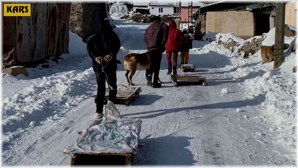 Kars'ta çocukların kızak keyfi