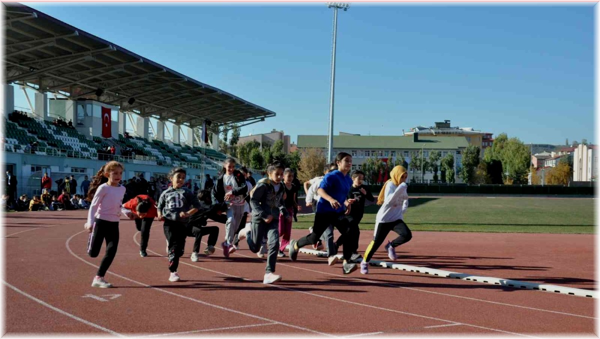 Kars'ta Cumhuriyet Koşusu'na 113 sporcu katıldı