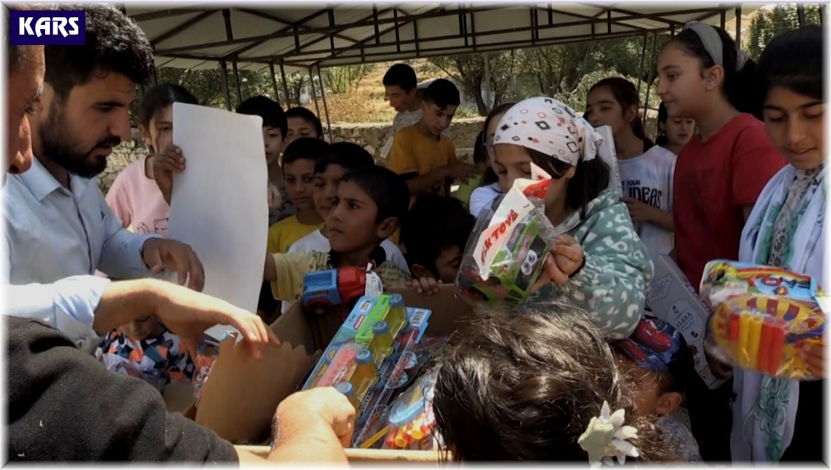 Kars'ta dağıttıkları oyuncaklarla çocukları sevindiriyorlar