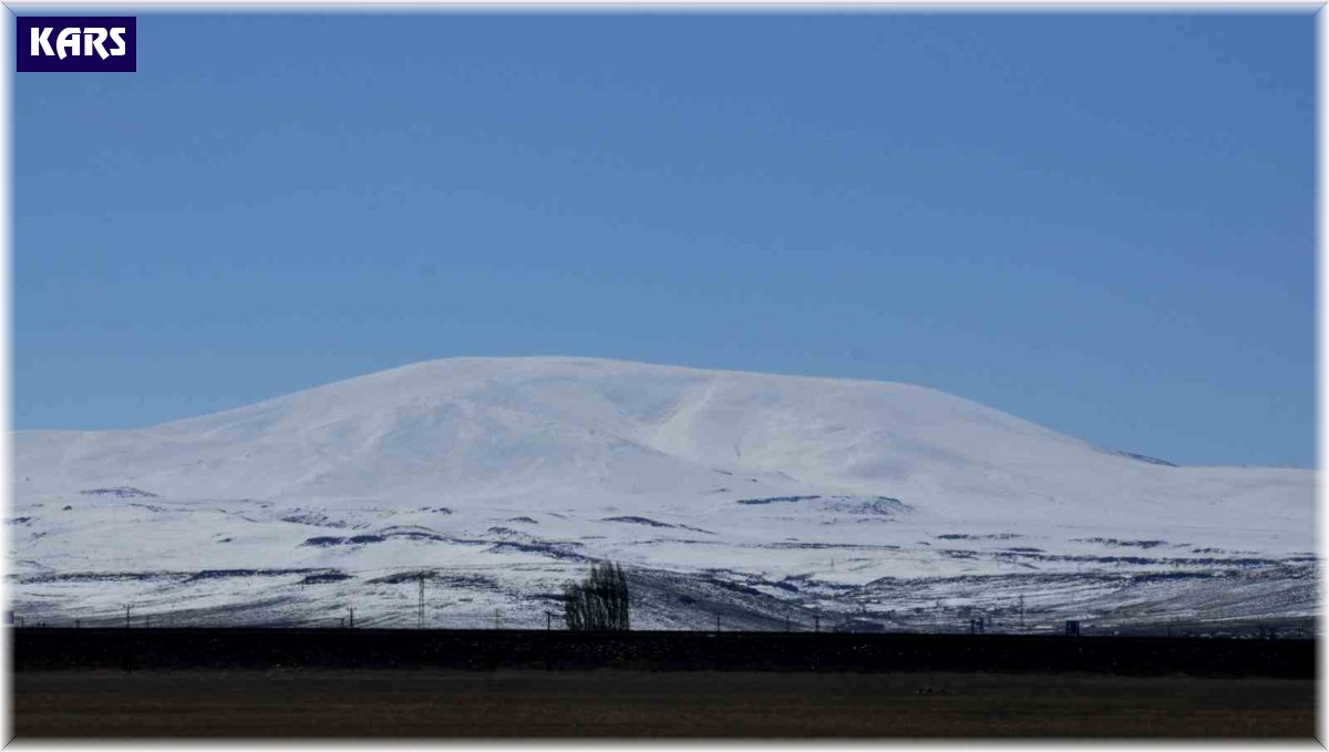 Kars'ta dağlar beyaz örtüyle kaplandı