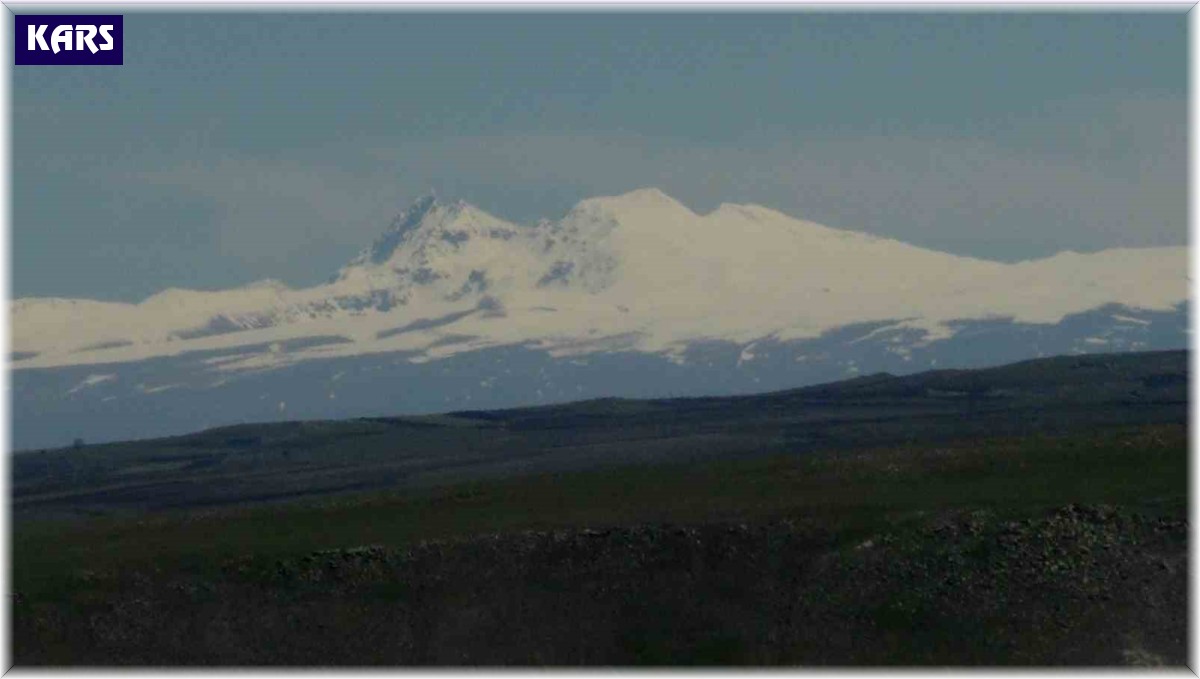 Kars'ta dağların zirvesi beyaza büründü