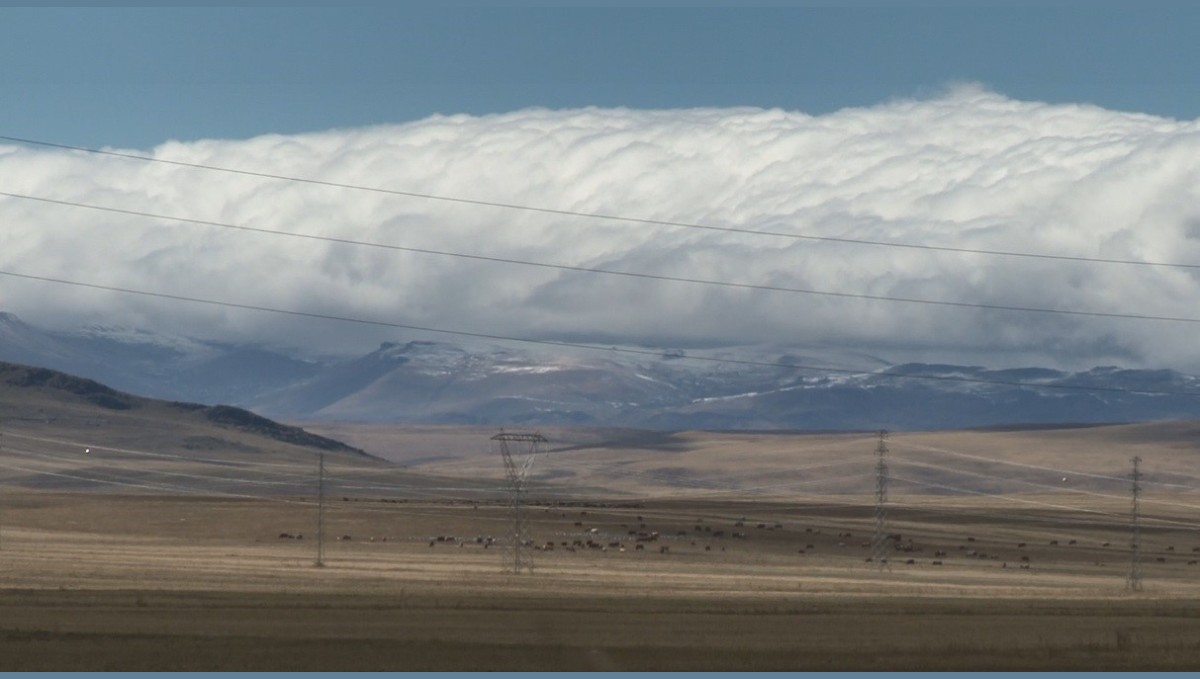 Kars'ta dağların zirvesine mevsimin ilk karı yağdı