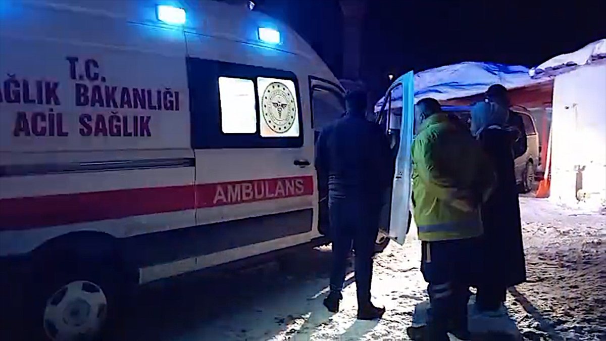Kars'ta damdaki karı temizlerken düşerek kolunu kıran çocuğu ekipler hastaneye ulaştırdı