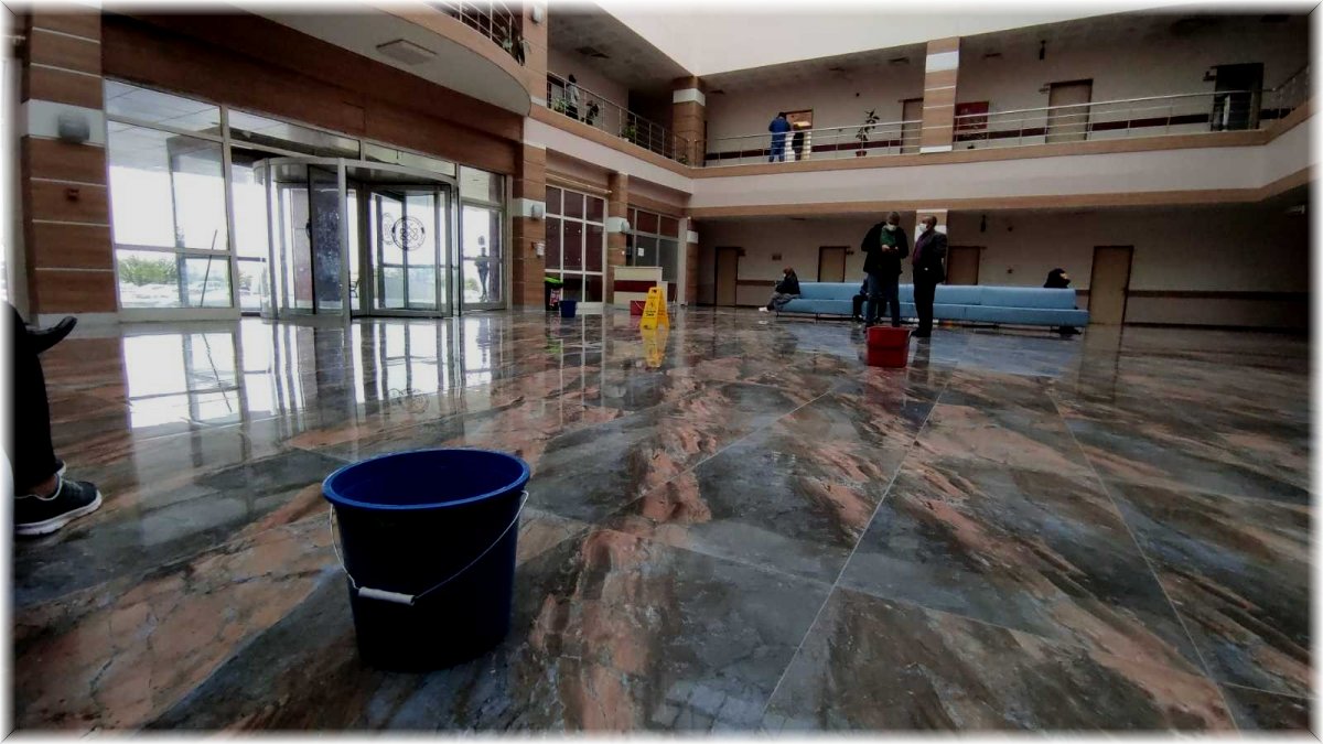 Kars'ta damlayan üniversite hastanesine kovalı önlem