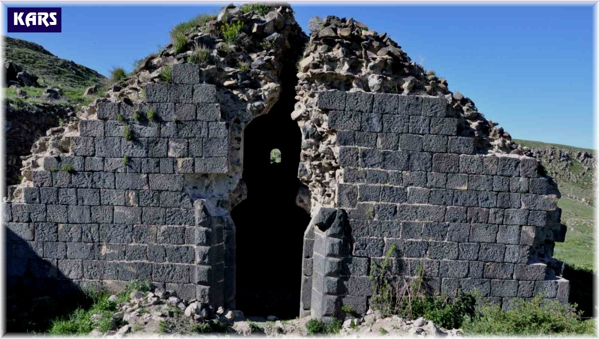 Kars'ta defineciler kilise de kazılmadık yer bırakmadı