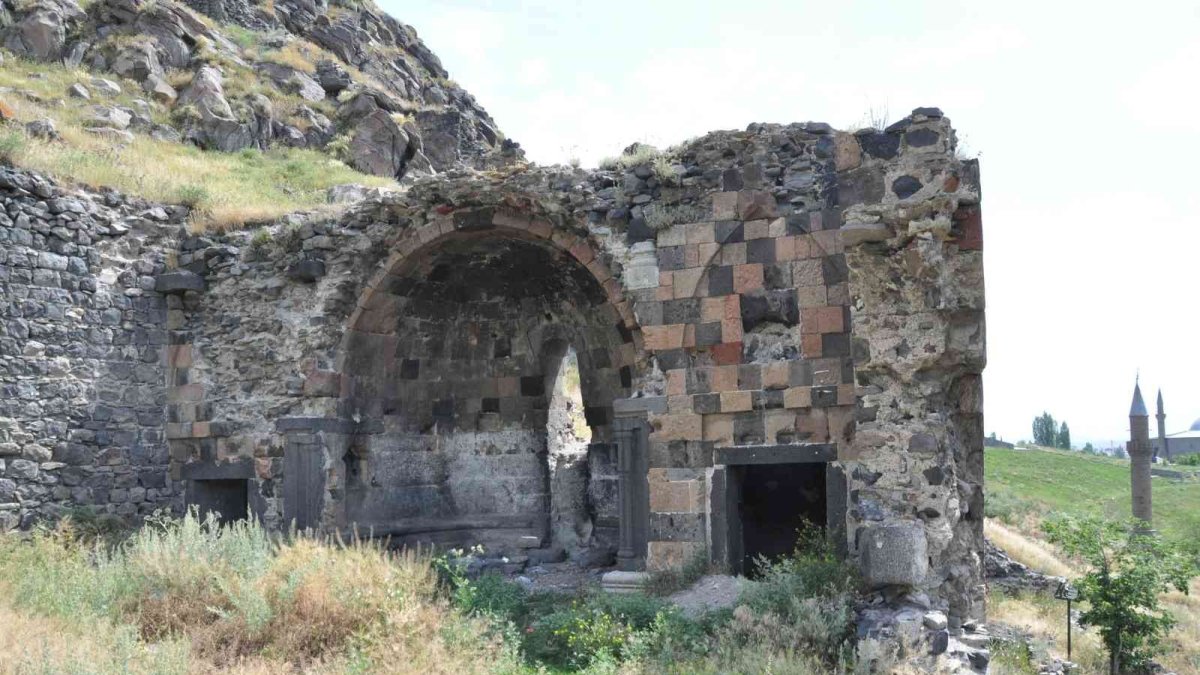 Kars'ta defineciler kiliseyi kazdı