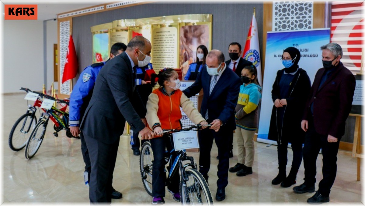 Kars'ta dereceye giren öğrenciler hediyelerini aldı