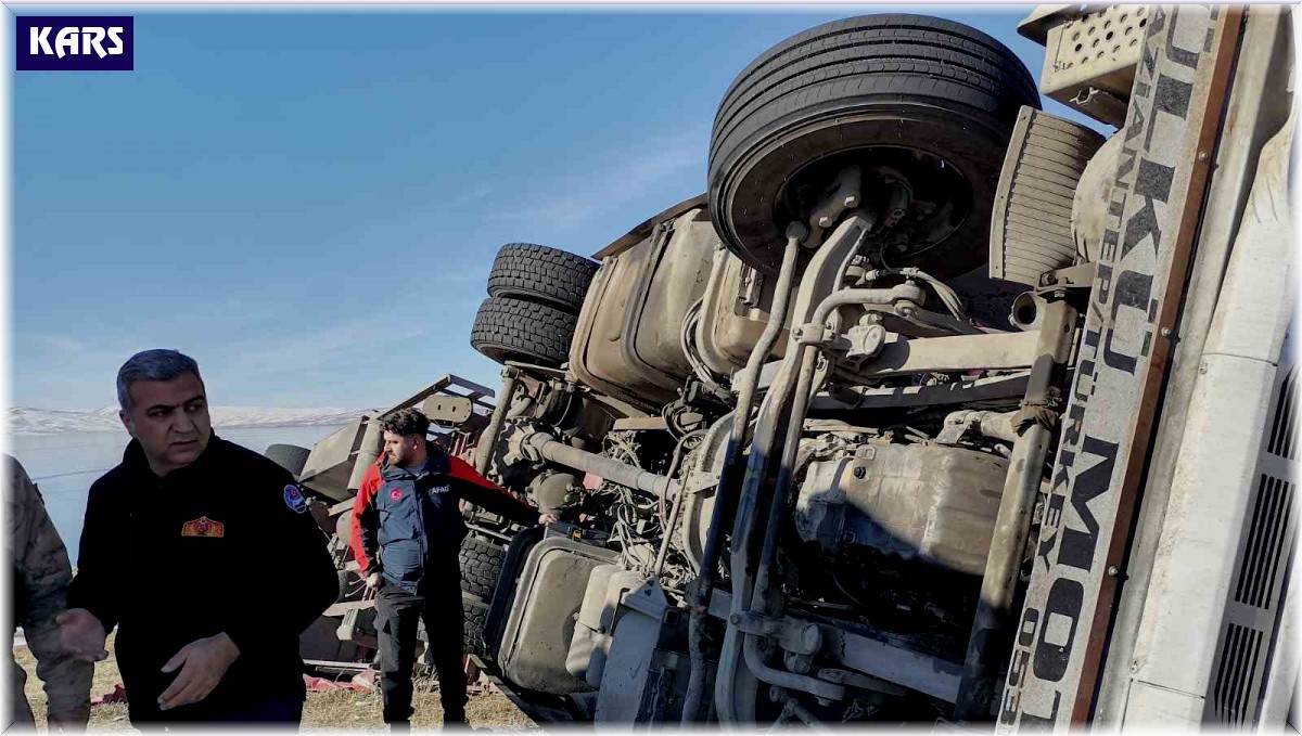 Kars'ta devrilen tırda can pazarı