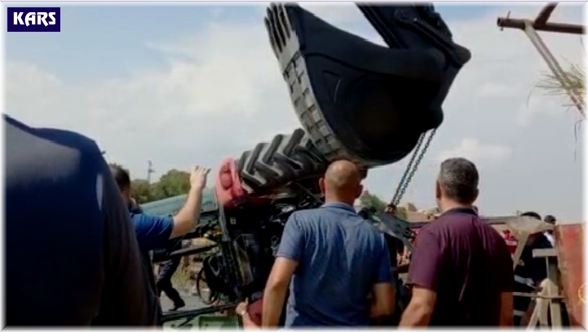 Kars'ta devrilen traktör altında can pazarı