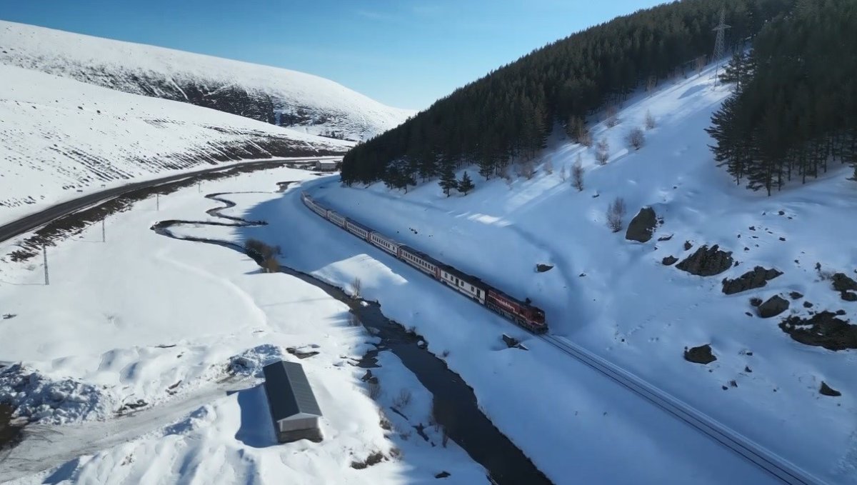 Kars'ta Doğu Ekspresi'ne yoğun ilgi: Vatandaşlar bayram tatili için masalsı yolculuğu tercih ediyor