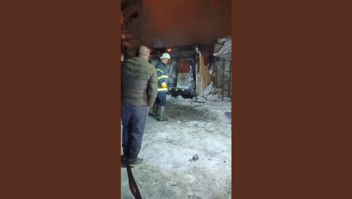 Kars'ta donmasın diye altında ateş yakılan araç alev topuna döndü