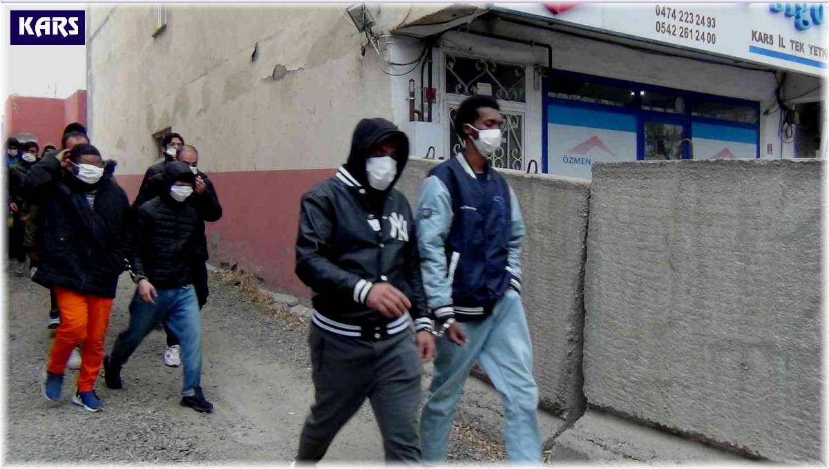 Kars'ta düzensiz göçmenler sınır dışı ediliyor