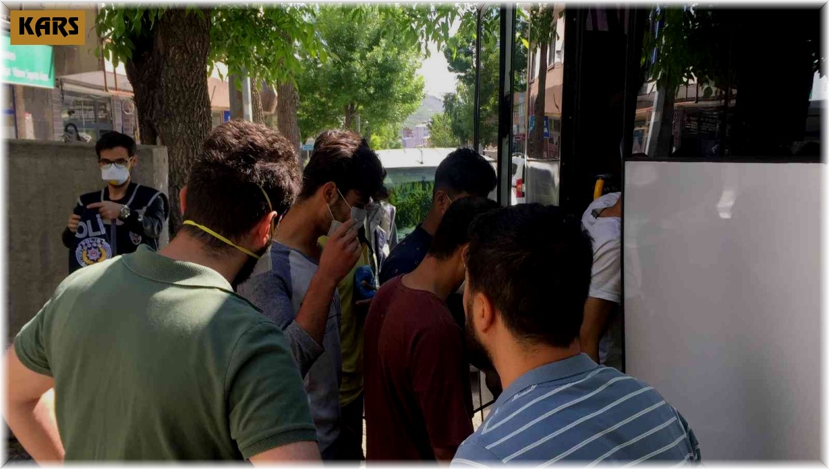 Kars'ta düzensiz göçmenler sınır dışı ediliyor