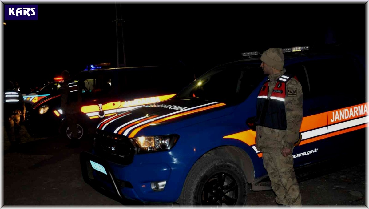 Kars'ta eksi 10 derece soğukta yılbaşı uygulaması