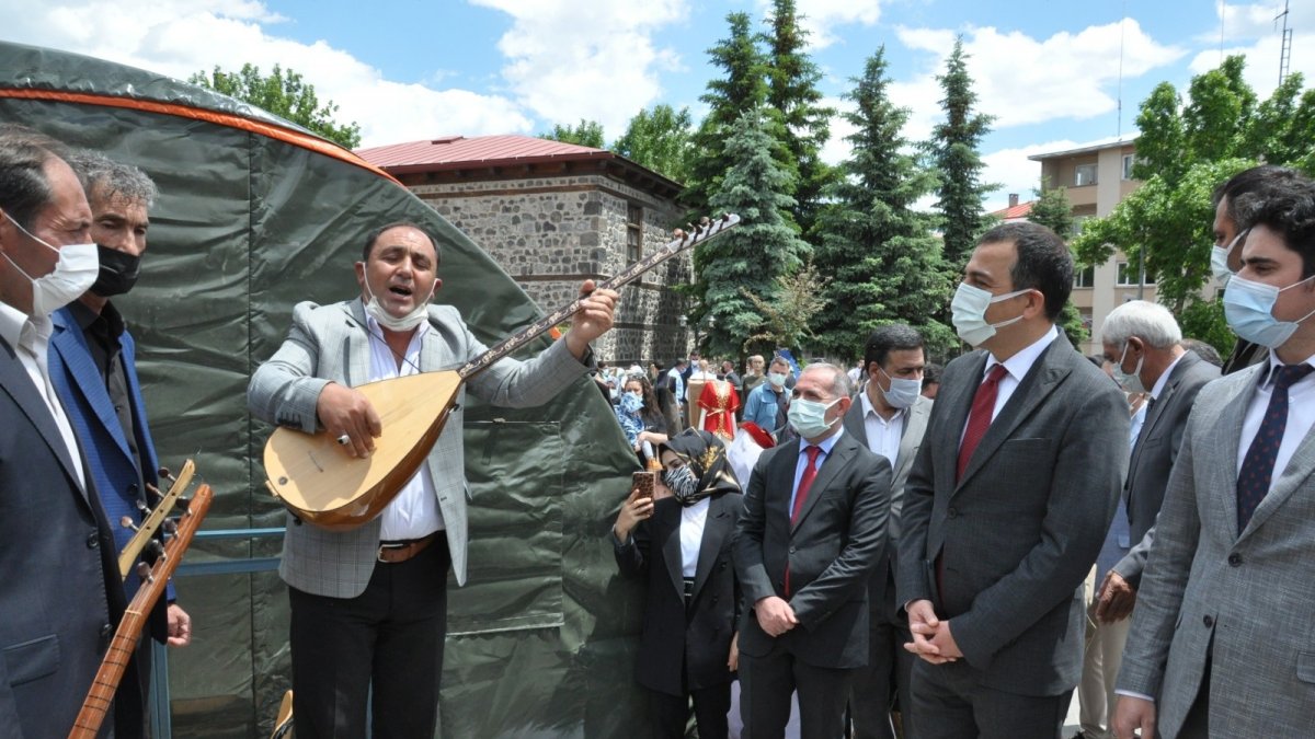 Kars'ta el emeği göz nuru ürünler sergilendi