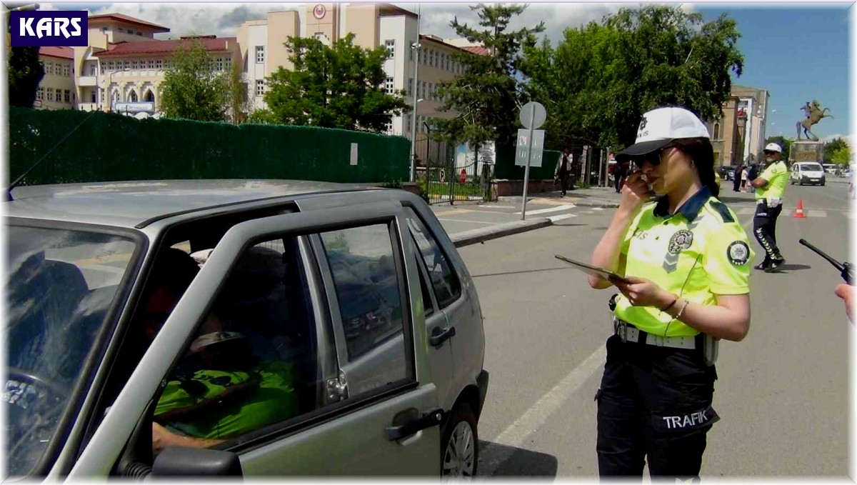 Kars'ta emniyet kemeri takmayan sürücülere ceza kesildi