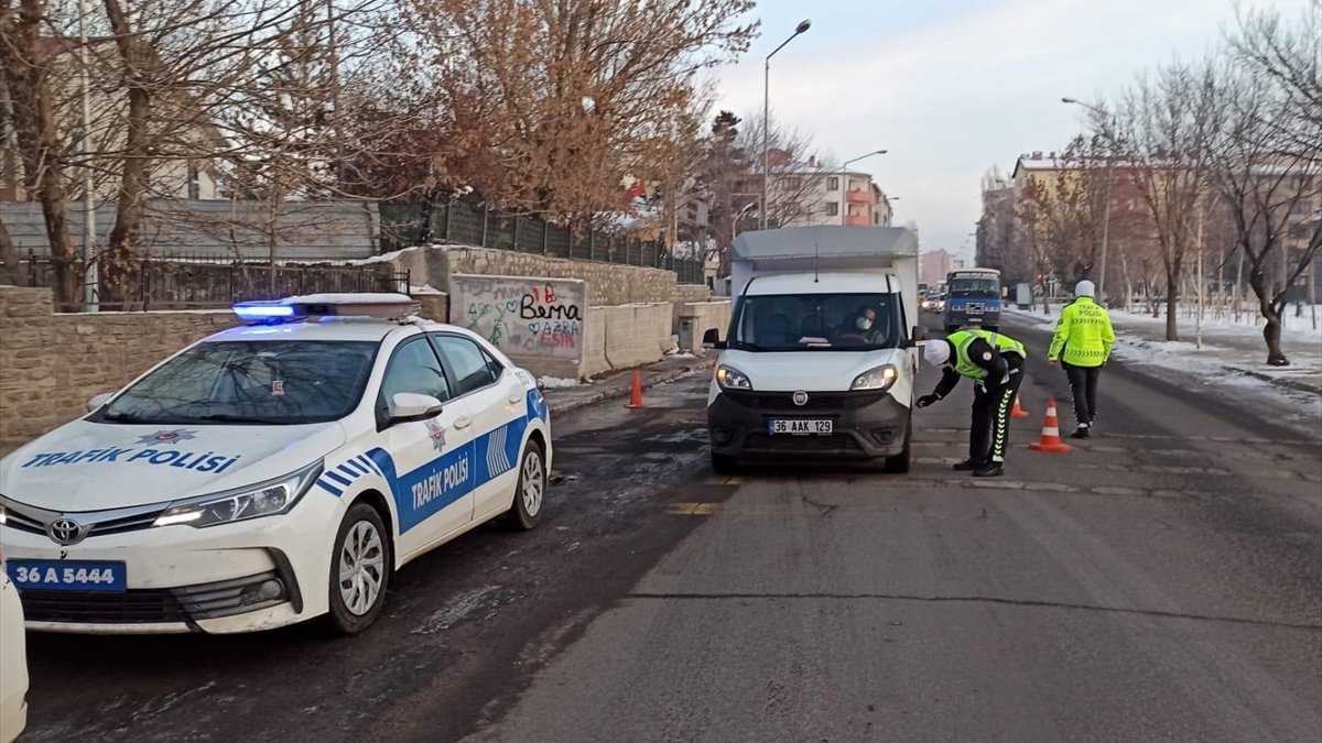 Kars'ta emniyet kemeri ve kış lastiği denetimi yapıldı