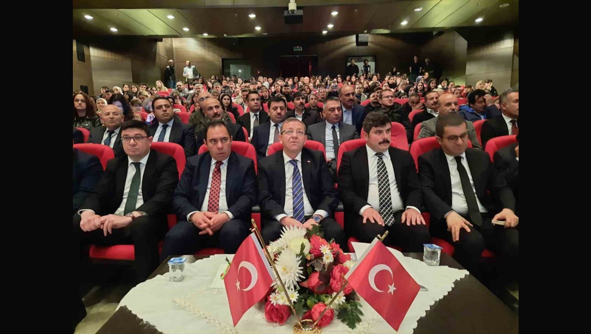 Kars'ta en çok kitap okuyan öğrenci ve veliler ödüllendirildi