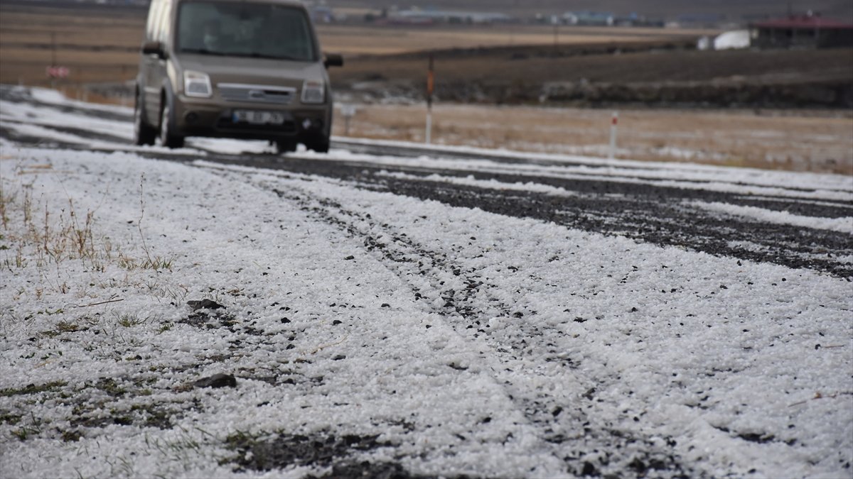 Kars'ta etkili olan dolu kent merkezini beyaza bürüdü