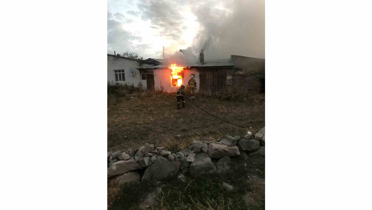 Kars'ta ev yangını kısa sürede söndürüldü