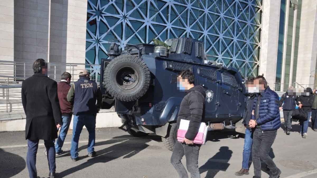 Kars'ta FETÖ zanlıları adliye sevk edildi
