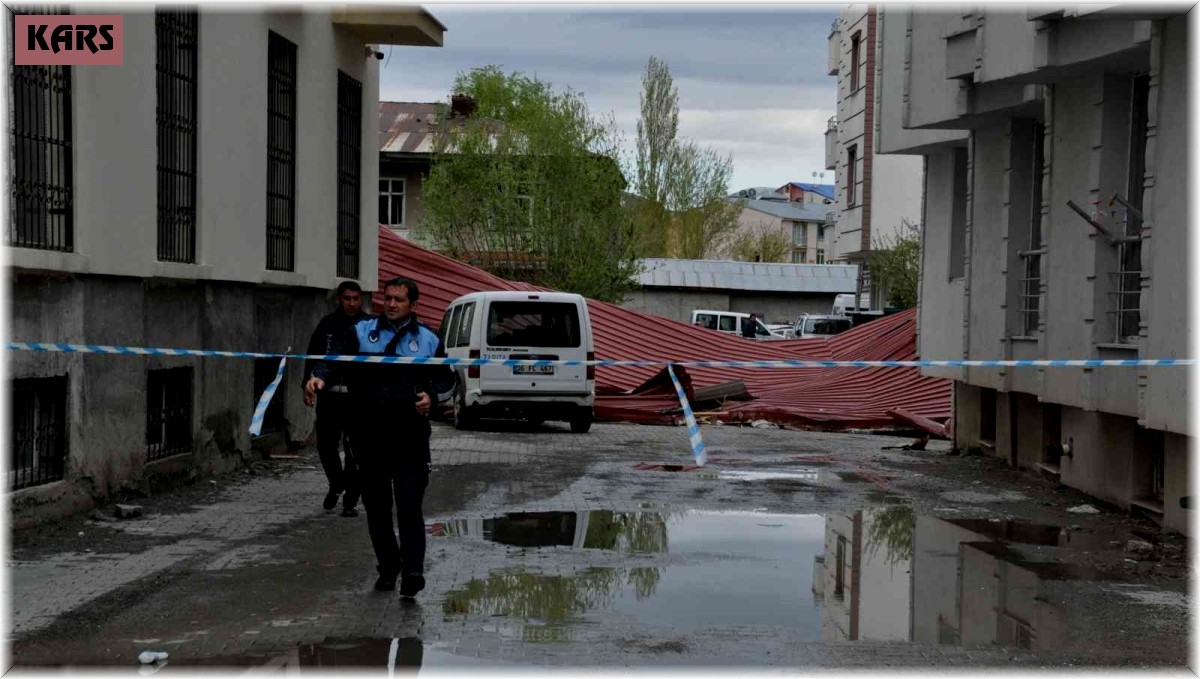Kars'ta fırtına çatıları uçurdu