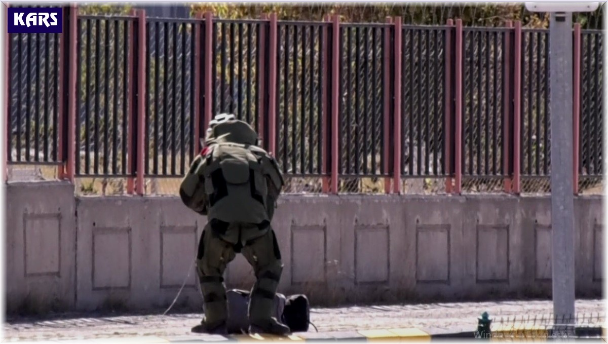 Kars'ta fünye ile patlatılan çantadan elma ve ceviz çıktı