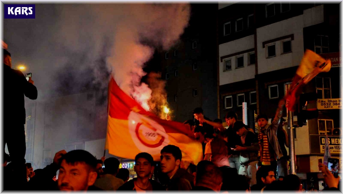 Kars'ta Galatasaray taraftarları sokağa döküldü