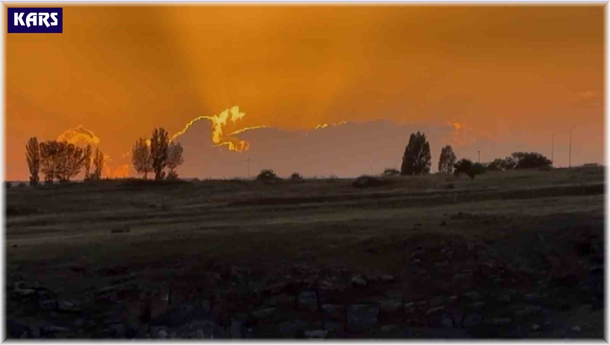 Kars'ta gökyüzü kızardı, görenler büyülendi
