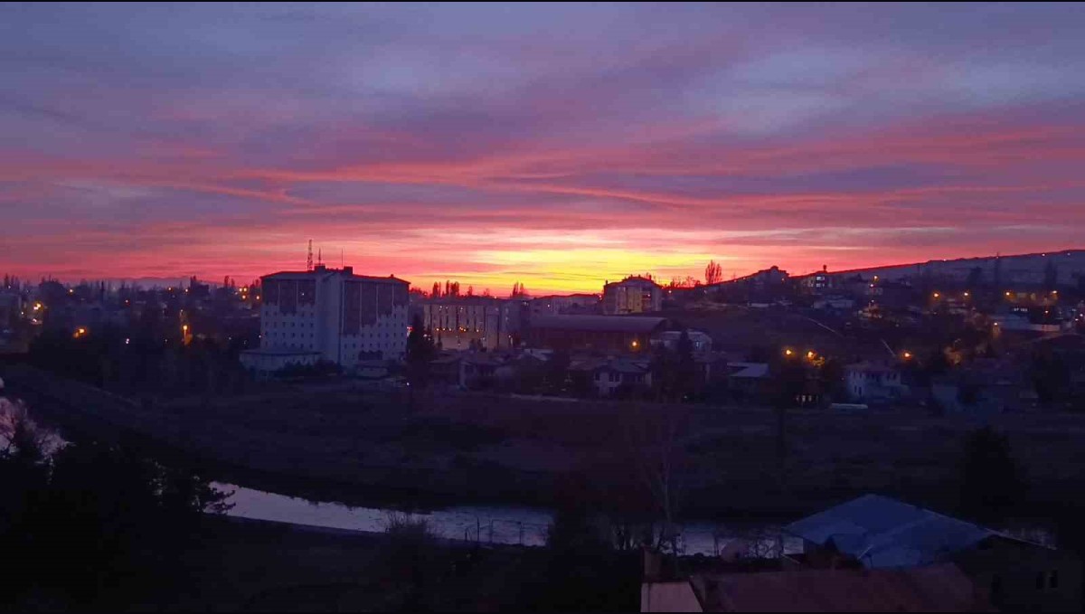 Kars'ta gökyüzü kızıla büründü
