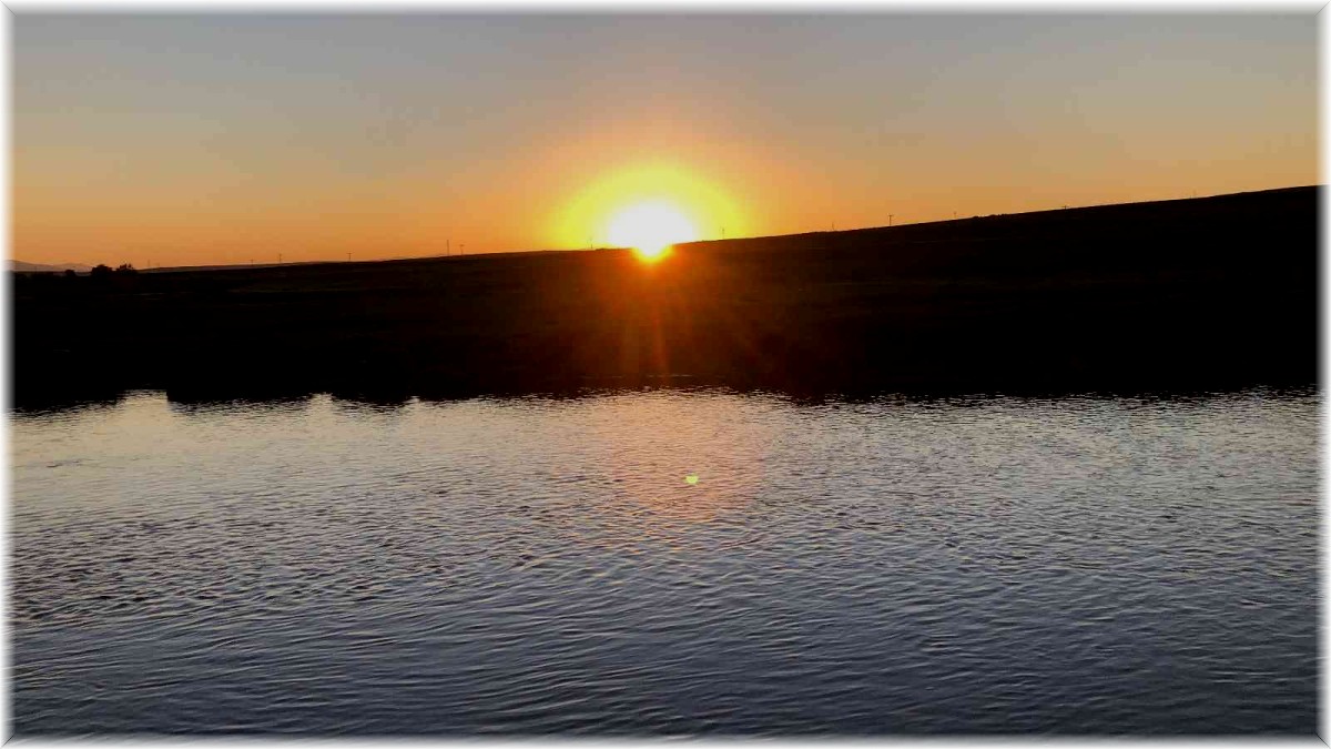 Kars'ta, gökyüzü kızıla büründü
