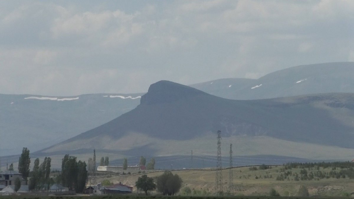 Kars'ta, goril siluetine benzeyen dağ görenleri şaşırtıyor