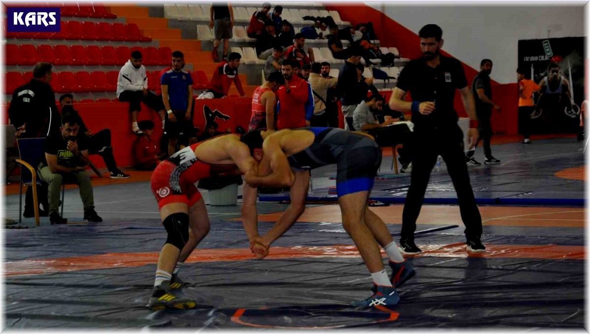 Kars'ta güreşçiler finaller için mindere çıktı