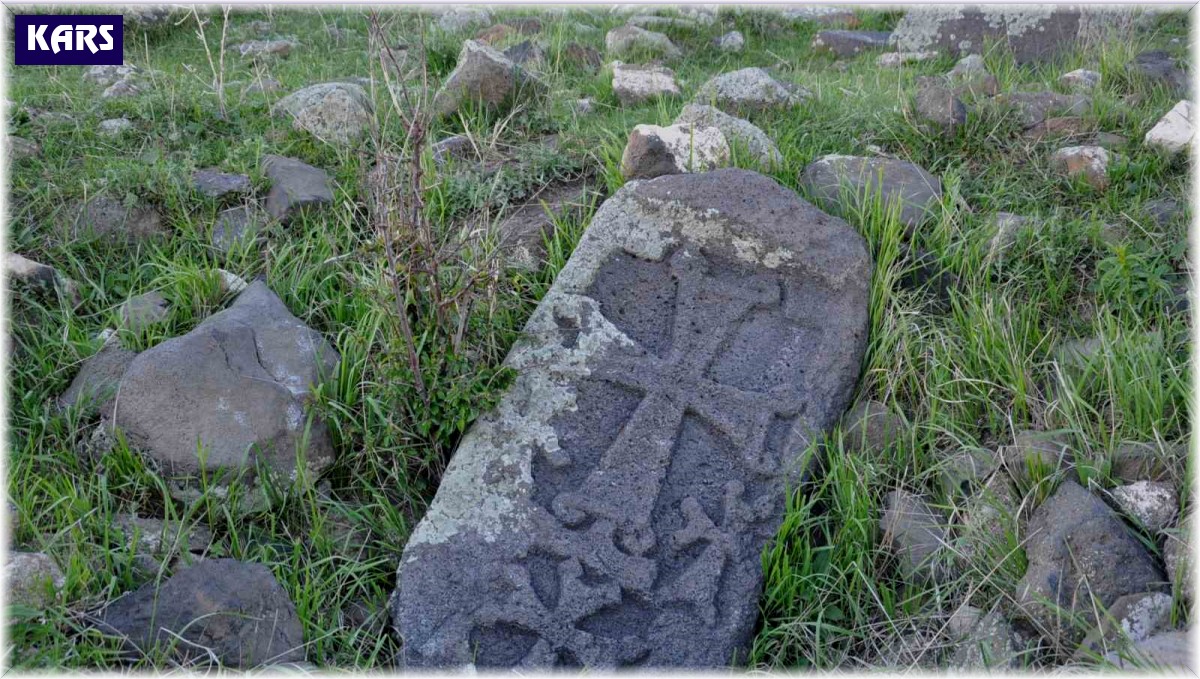 Kars'ta haç işaretli tarihi mezarlar görenlerin dikkatini çekiyor