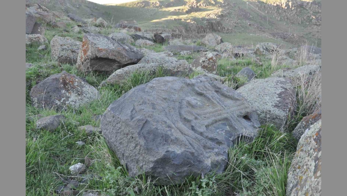 Kars'ta haçlı mezar taşları dikkat çekiyor