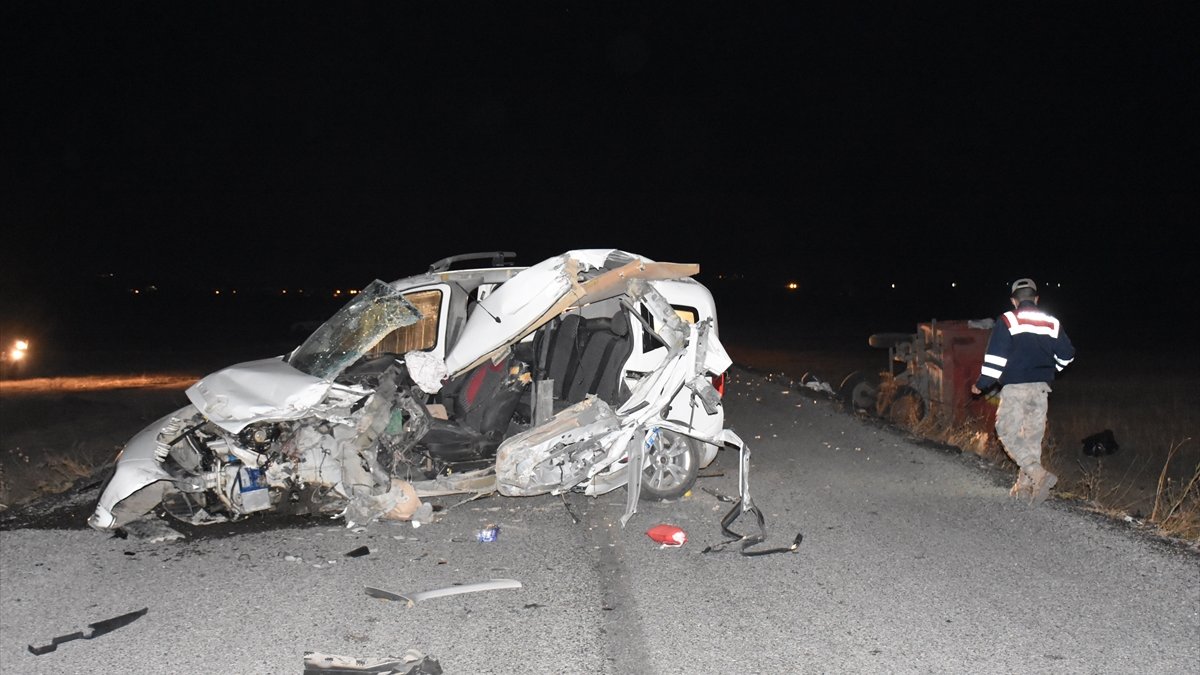 Kars'ta hafif ticari araç traktörün römorkuna çarptı: 2 ölü, 2 yaralı