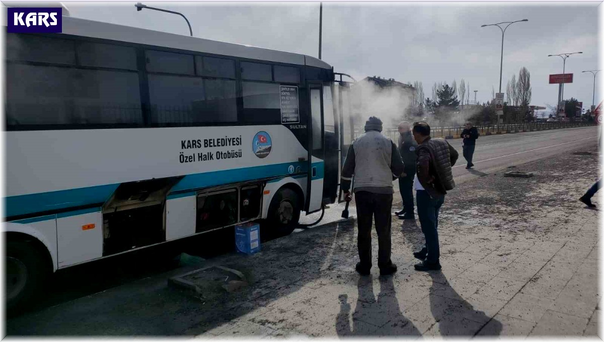 Kars'ta hareket halindeki dolmuş yandı