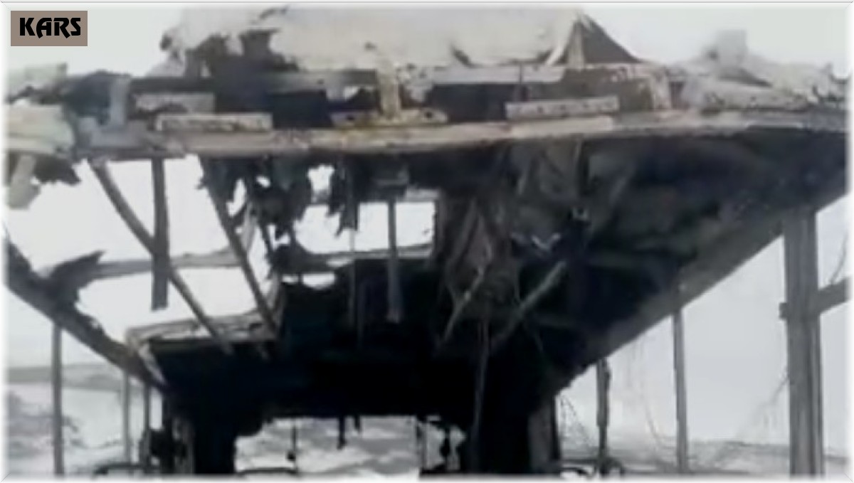 Kars'ta hareket halindeki midibüs yandı