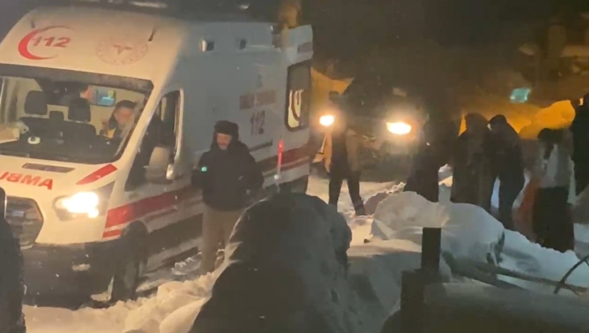 Kars'ta hasta kadın için ekipler karlı yolları aştı