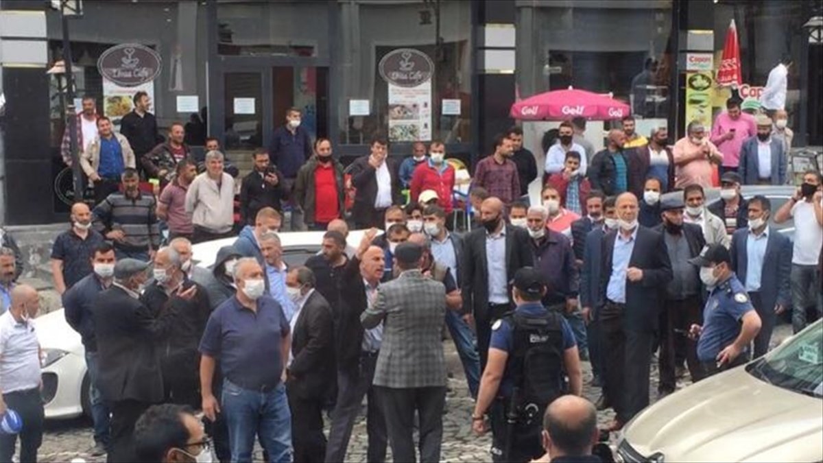 Kars'ta hat ihalesinde usulsüzlük yapıldığını ileri süren şoförler eylem yaptı