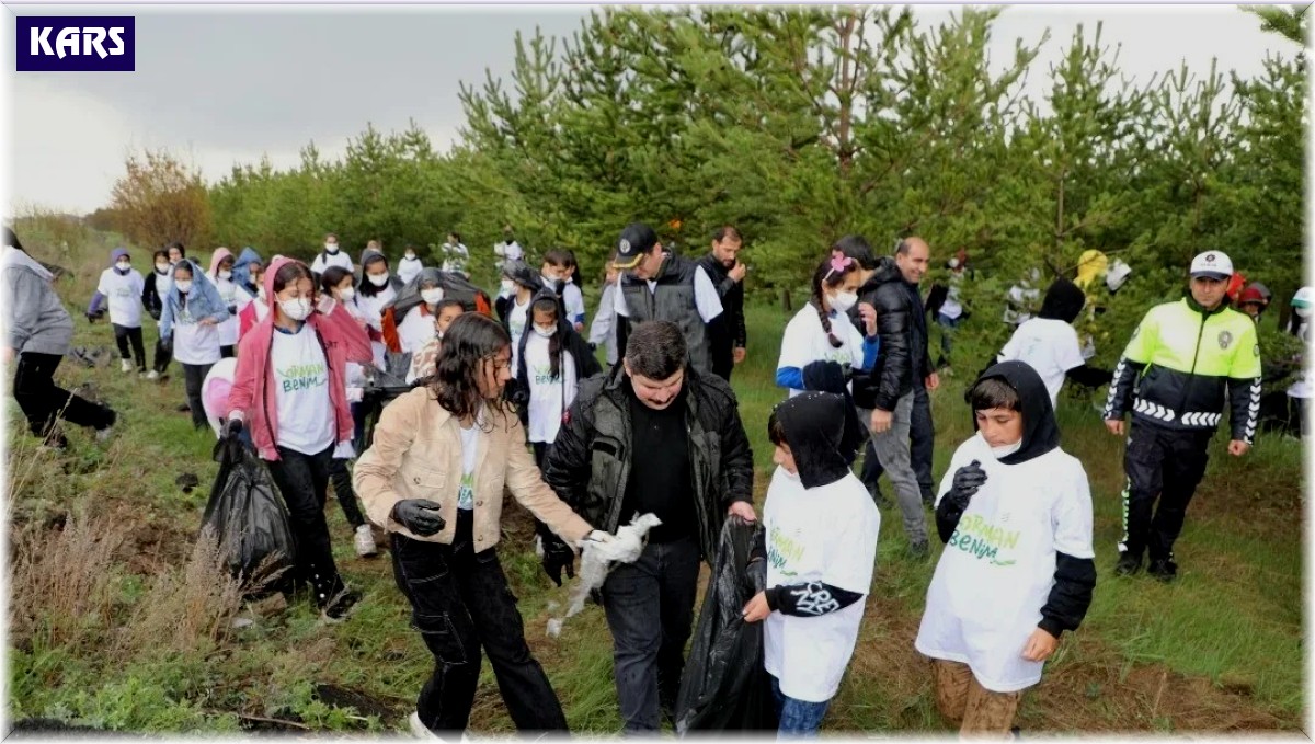 Kars'ta hatıra ormanındaki çöpler toplandı