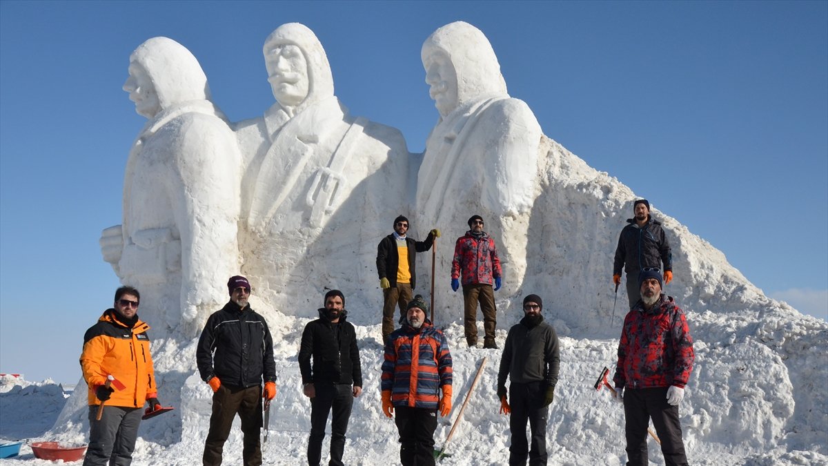 Kars'ta hayata geçirilecek kardan şehit heykellerinin yapımına başlandı