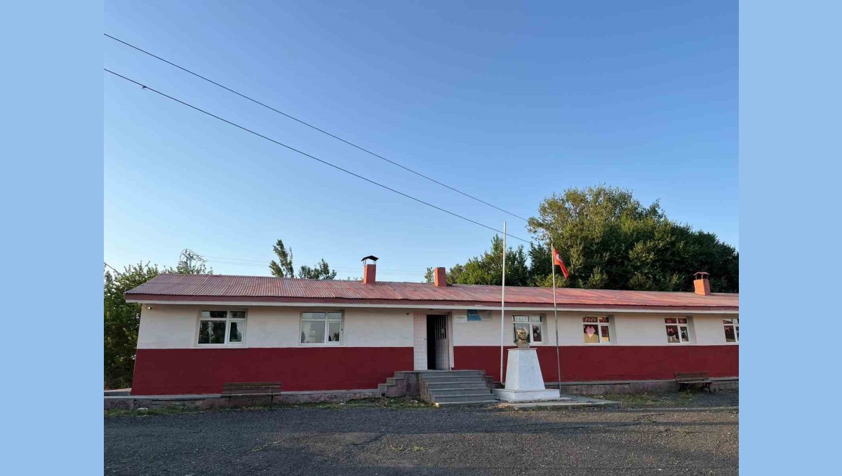 Kars'ta hayırsever iş insanı köy okulunu boyattı