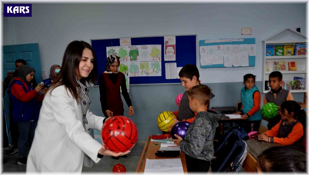 Kars'ta hayırsever iş kadınından öğrencilere destek
