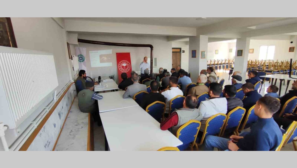 Kars'ta hayvan yetiştiriclerine şarbon hastalığı ve korunma yöntemleri anlatılıyor