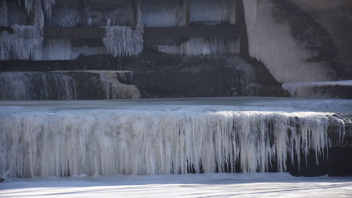 Kars'ta HES barajının yüzeyi ve Kars Çayı buz tuttu